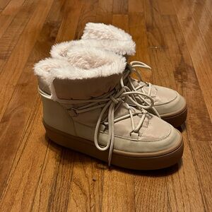 Old Navy cozy lace-up platform bootie. Size 9